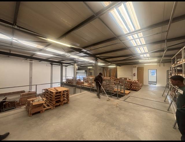 550M² WAREHOUSE TO LET IN STIKLAND INDUSTRIAL